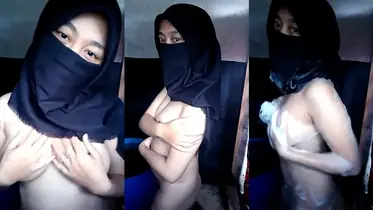 Bokep Jilbab Hitam Tya Mandi Bugil Sangat Hot poster