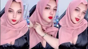 Bokep Jilbab Live Pamer Belahan Toket Mendesah poster
