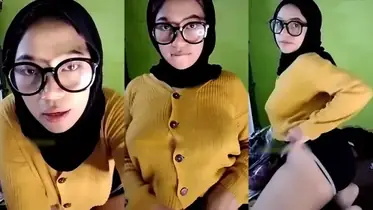 Bokep Jilbab Ukhti Pamer Dada Karena Disawer Koin poster