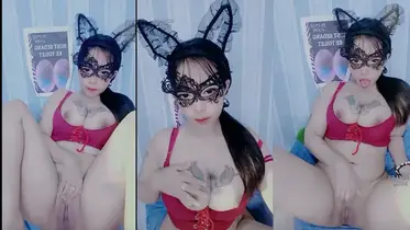 Cewek Dada Besar Joget Hot Sambil Colmek Basah poster