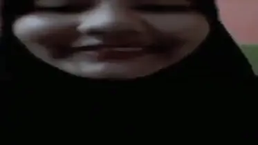 Cewek Jilbab 16 Tahun Mulus Pamer Tubuh Depan Kamera poster